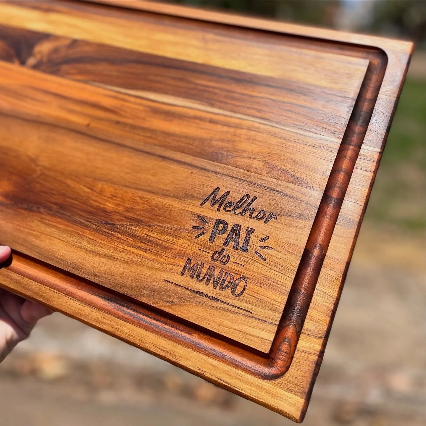 Tábua de teca com canaleta e a frase Melhor Pai do Mundo gravada a laser