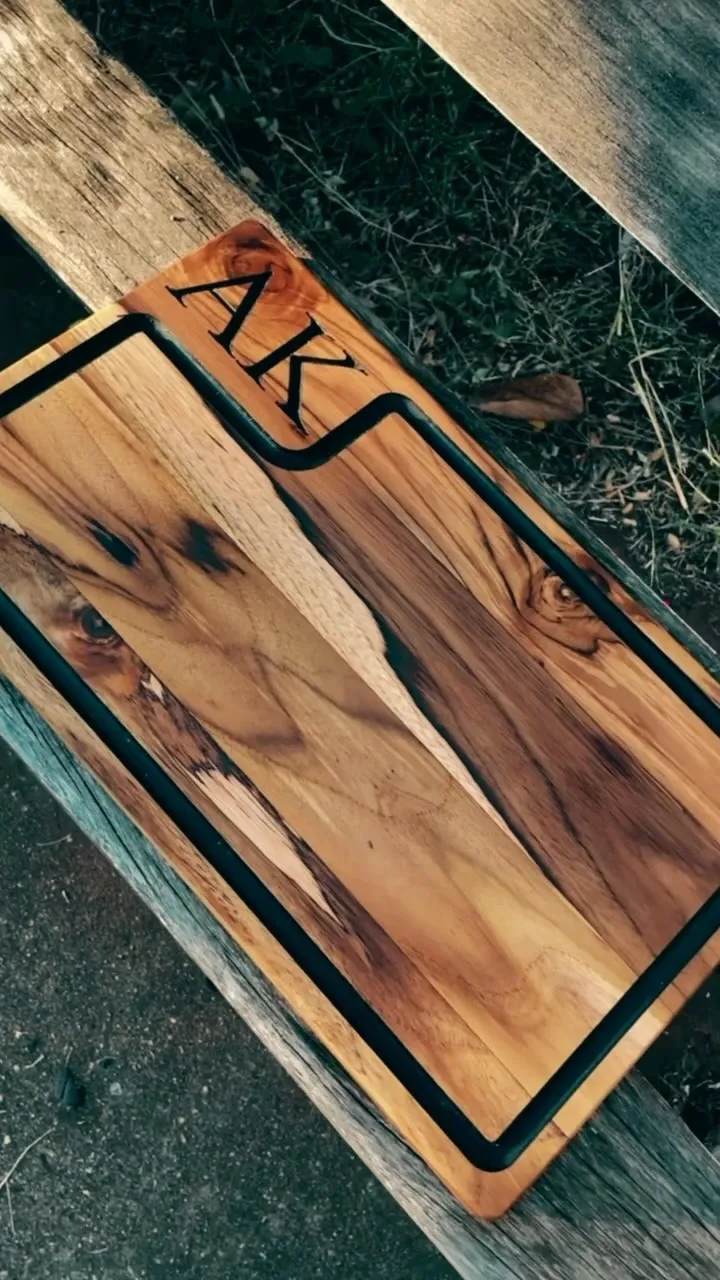 O dono da Wood King na oficina e a CNC cortando a madeira