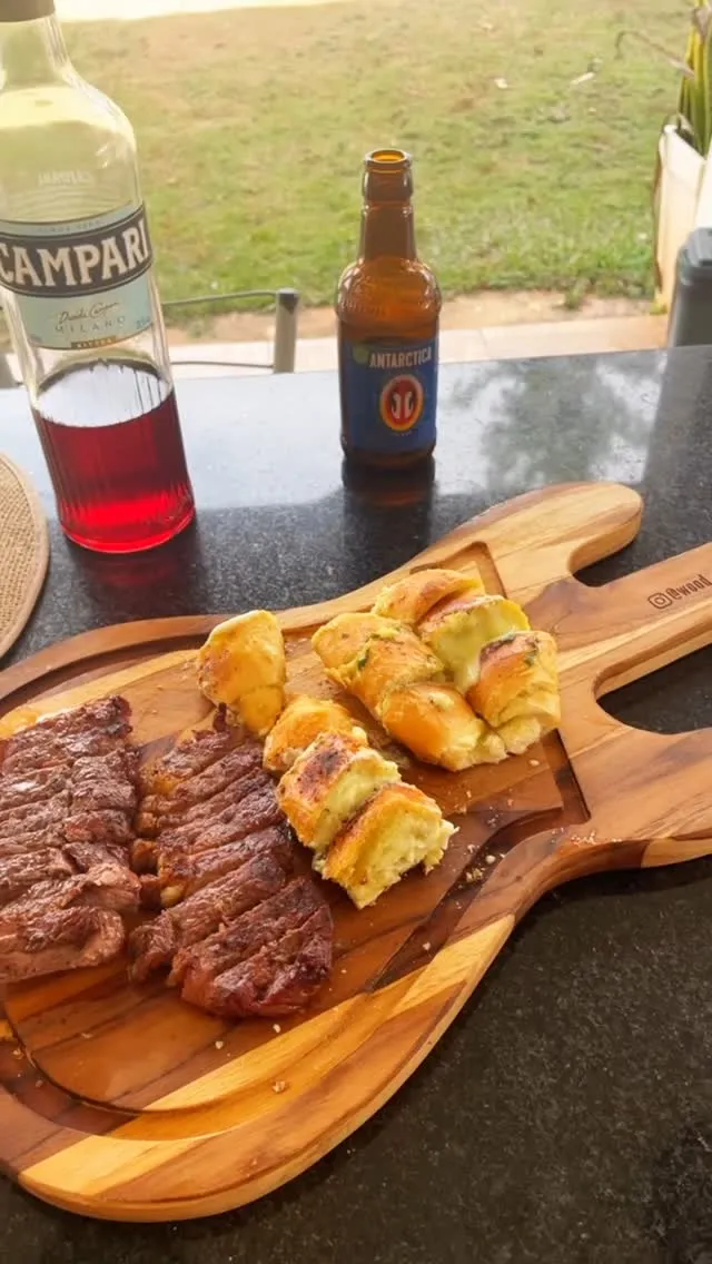 Tábua em formato de guitarra servida com carne