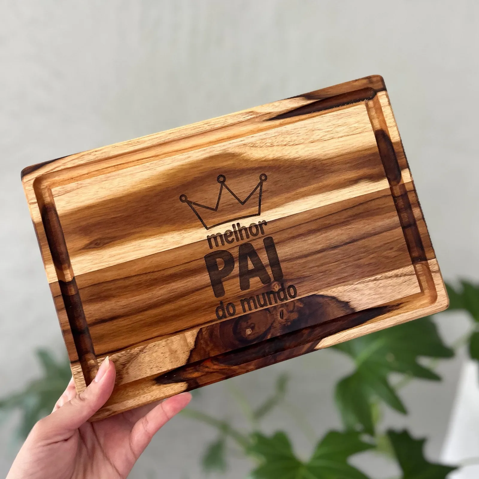 Tábua de teca com a coroa e a frase Melhor Pai do Mundo gravadas a laser