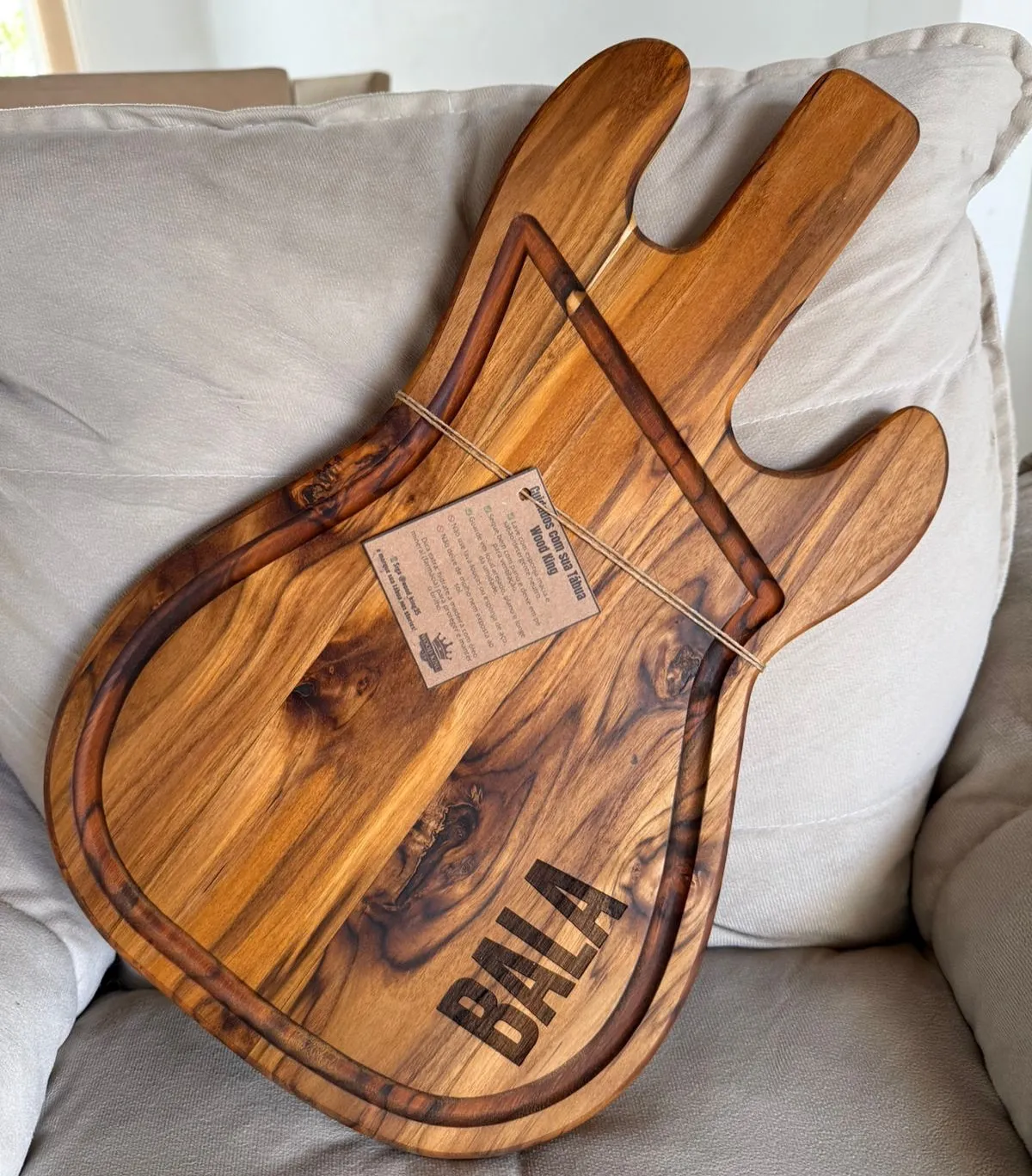 Tábua de teca em formato de guitarra