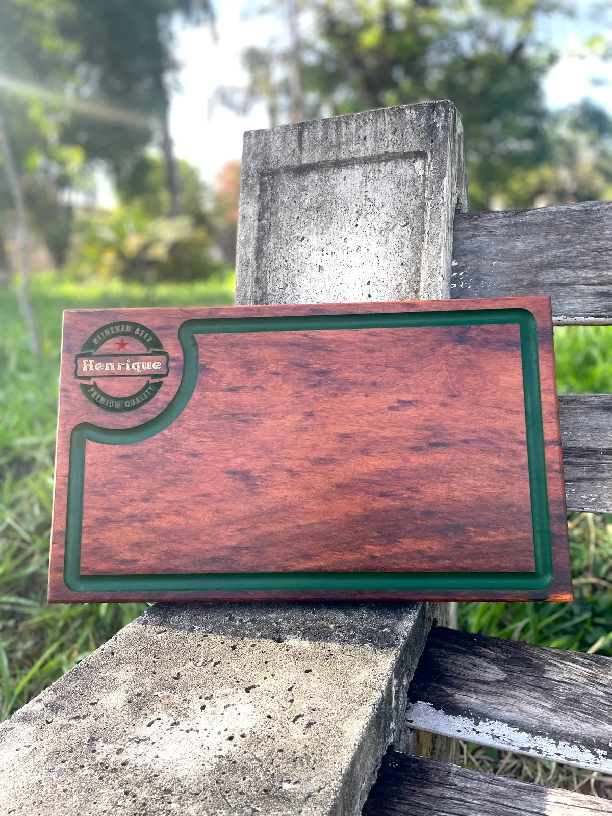 Tábua de muiracatiara com porta-molho e um rótulo com o nome Henrique em rebaixo