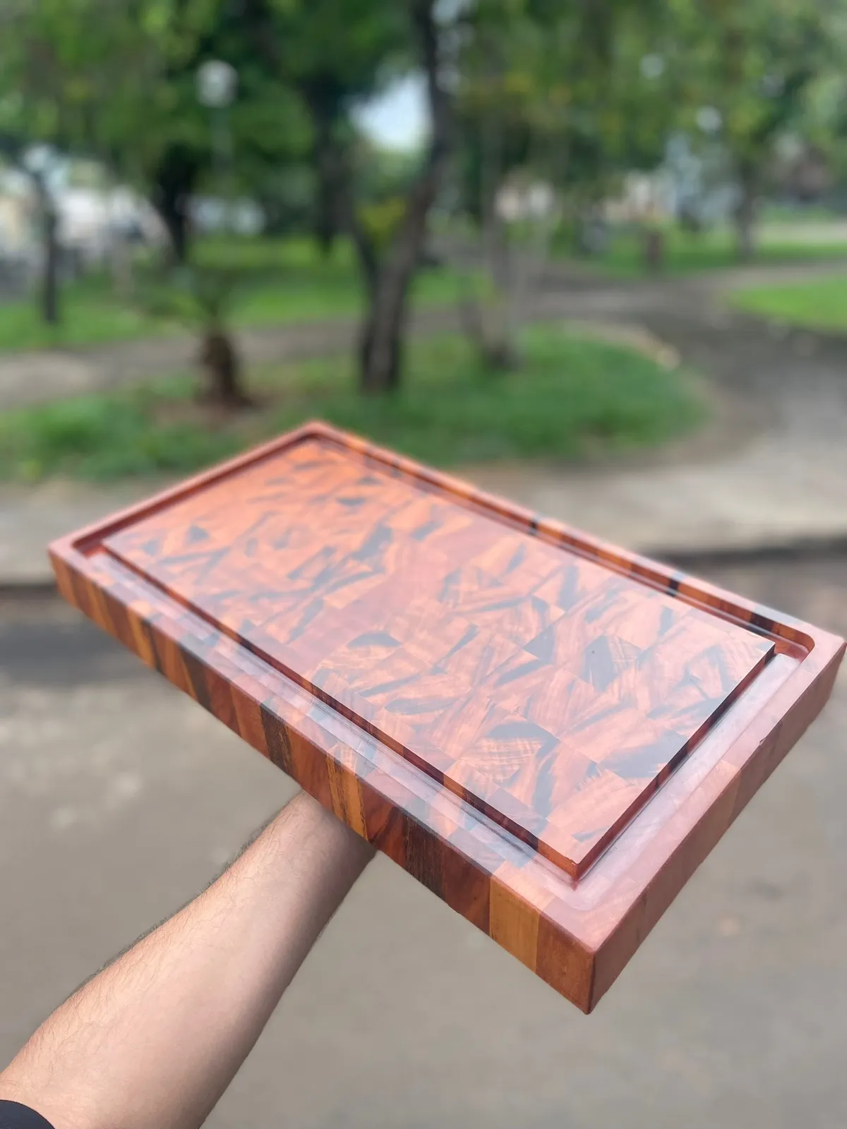 Tábua de corte End Grain com o desenho das fibras da madeira na superfície