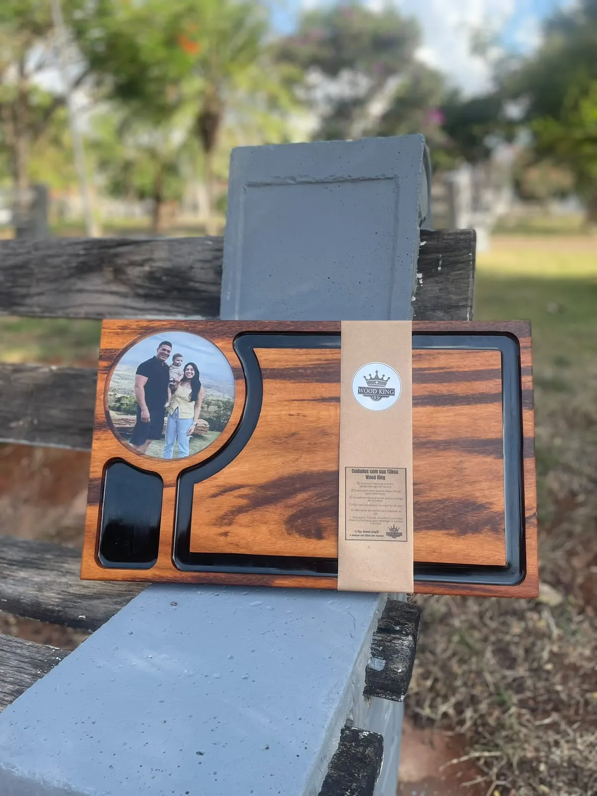 Tábua de muiracatiara personalizada com a foto de um casal
